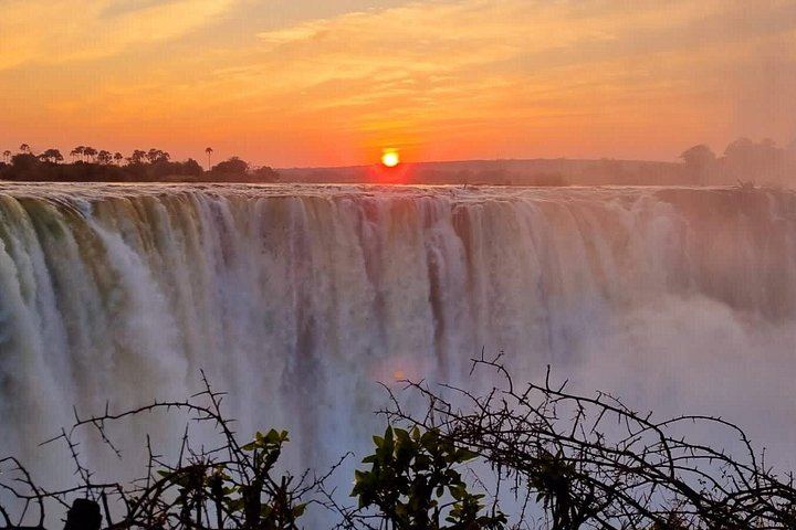 Victoria Falls Small Group Walking Tour with Knife Edge Bridge and Big Tree (6/12)