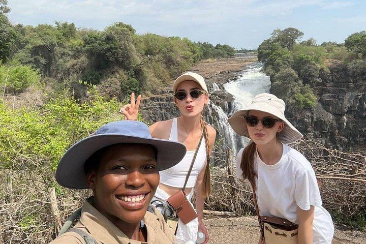 Victoria Falls Small Group Walking Tour with Knife Edge Bridge and Big Tree (3/12)