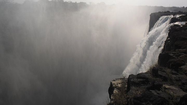 One-Hour Victoria Falls Tour from Livingstone with Boiling Pot and Knife Edge Bridge (4/6)
