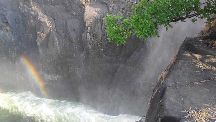 One-Hour Victoria Falls Tour from Livingstone with Boiling Pot and Knife Edge Bridge (3/6)