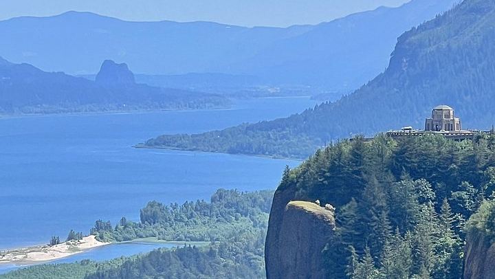 Private Multnomah Falls and Columbia Gorge Tour with Lunch Stop at the Lodge (2/12)