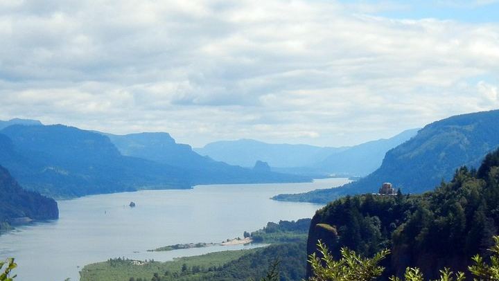 Columbia Gorge Waterfalls and Vista House Tour from Director Park, Portland (2/6)
