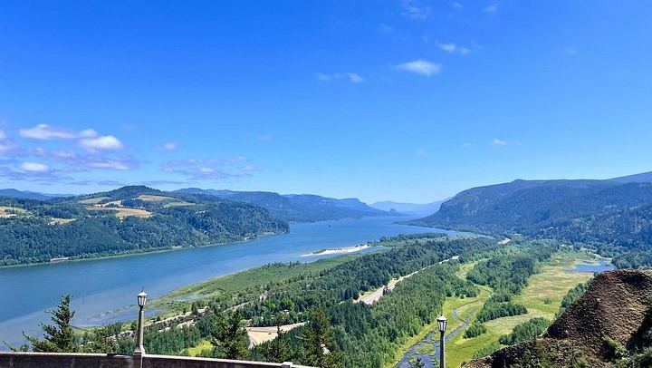 Private Multnomah Falls and Columbia Gorge Tour with Lunch Stop at the Lodge (3/12)