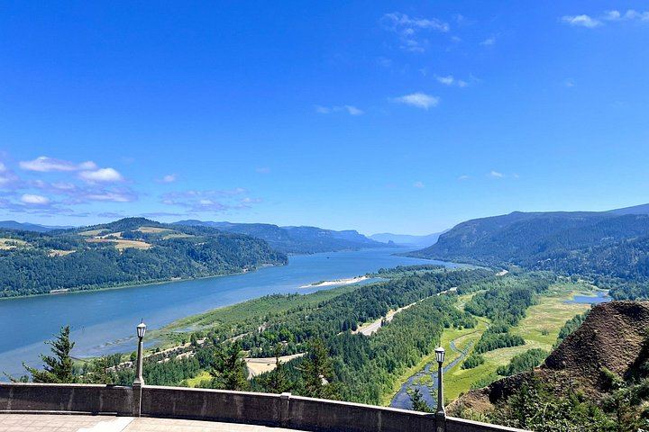 Private Multnomah Falls and Columbia Gorge Tour with Lunch Stop at the Lodge (3/12)