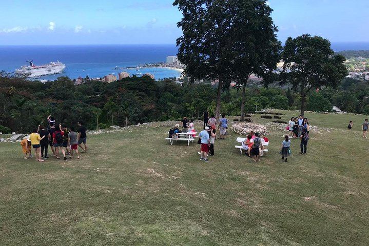 Dunn's River Falls Climb and White River Tubing with Jerk Lunch Stop, Ocho Rios (5/12)