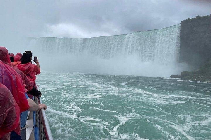 Walk Niagara Tours Two-Hour Walk: Hornblower Boat Cruise and Over 20 Landmarks (6/12)