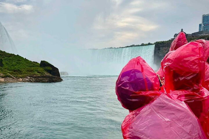 Niagara Falls Tour from Toronto or Mississauga with Cruise and Journey Behind the Falls (6/12)