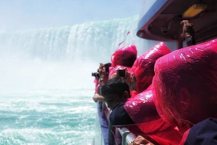 Walk Niagara Tours Guided Walk: Hornblower Boat Cruise and Journey Behind the Falls (2/12)