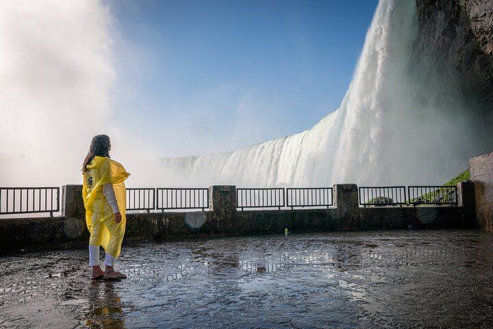 Niagara Falls Early Departure Tour from Toronto with Skip-the-Line Cruise and Ponchos (3/12)
