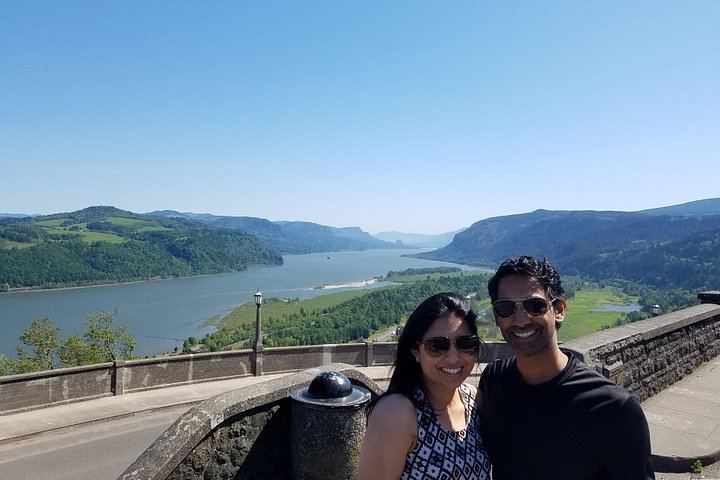 Eight-Hour Waterfalls and Wine Tour: Multnomah Falls, Hood River, Vineyards (9/12)