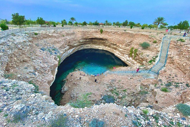 Wadi Shab and Bimmah Sinkhole Group Day Trip from Muscat with Lunch (11/12)