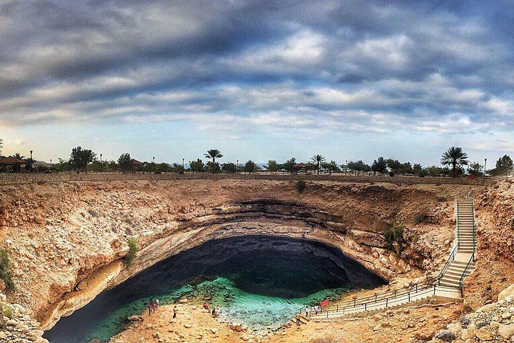 Wadi Shab and Bimmah Sinkhole Group Day Trip from Muscat with Lunch (5/12)