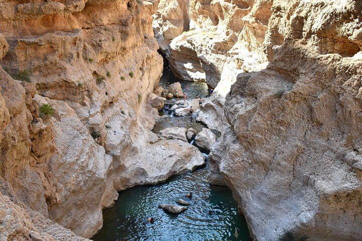 2-Day Private Wadi Shab Trip from Muscat with Tiwi Overnight and Morning Fishing Boat (12/12)