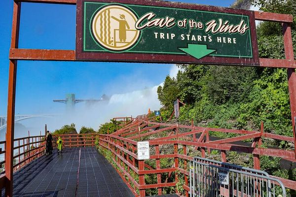 Niagara Falls Daredevil History Walk: Maid of the Mist and Timed Cave of the Winds