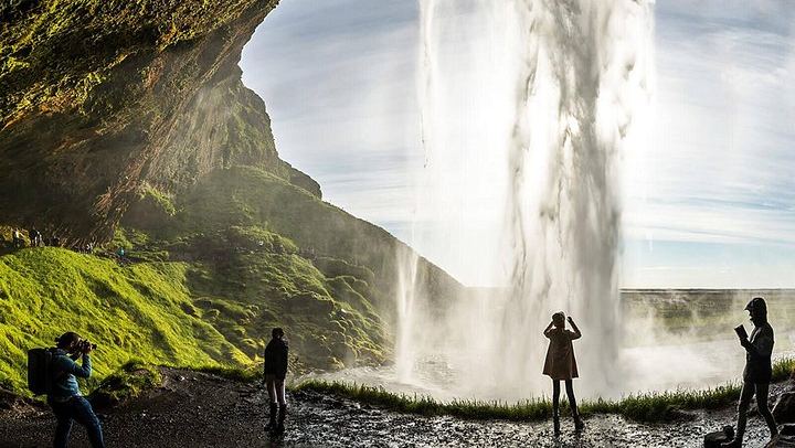 South Coast Day Tour with Volcano Commentary, Skógafoss and Reynisfjara Black Beach (1/12)