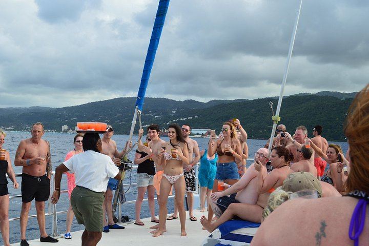 Dunn's River Falls Catamaran Party Cruise with Snorkeling, Open Bar and Reggae (5/5)