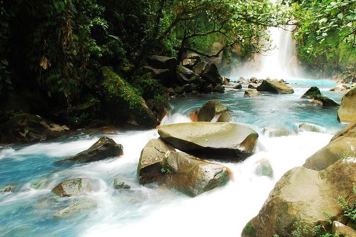 Rio Celeste Four-Hour Hike to the Blue Waterfall from La Fortuna (3/8)