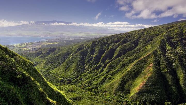Blue Hawaiian Helicopter Flight: West Maui Waterfalls, 'Iao Valley and Molokai Sea Cliffs (1/10)