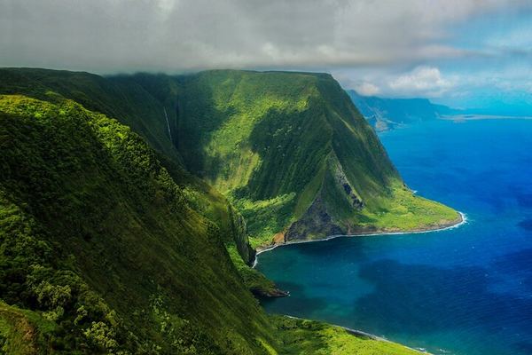 Blue Hawaiian Helicopter Flight: West Maui Waterfalls, 'Iao Valley and Molokai Sea Cliffs