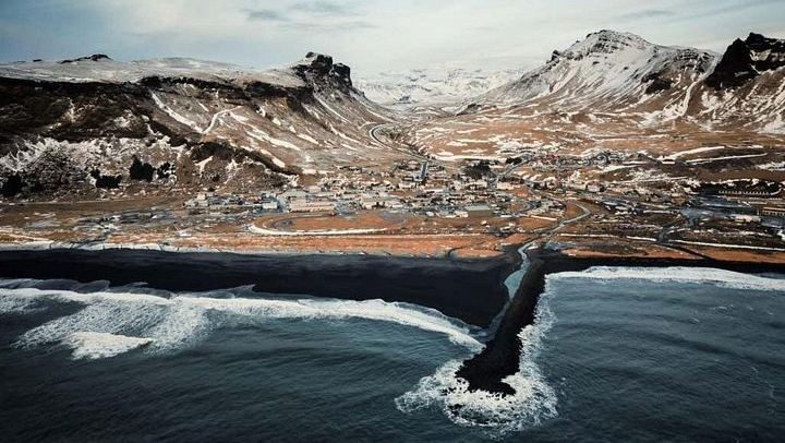 Winter South Coast Day Tour with Gljufrabui, Reynisfjara and Glacier Touch (3/8)