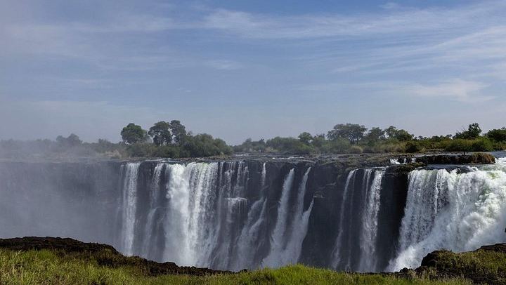 Six-Hour Victoria Falls Guided Tour Across Zimbabwe and Zambia with Hotel Transfers (3/10)