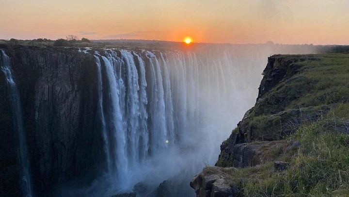 Six-Hour Victoria Falls Guided Tour Across Zimbabwe and Zambia with Hotel Transfers (2/10)