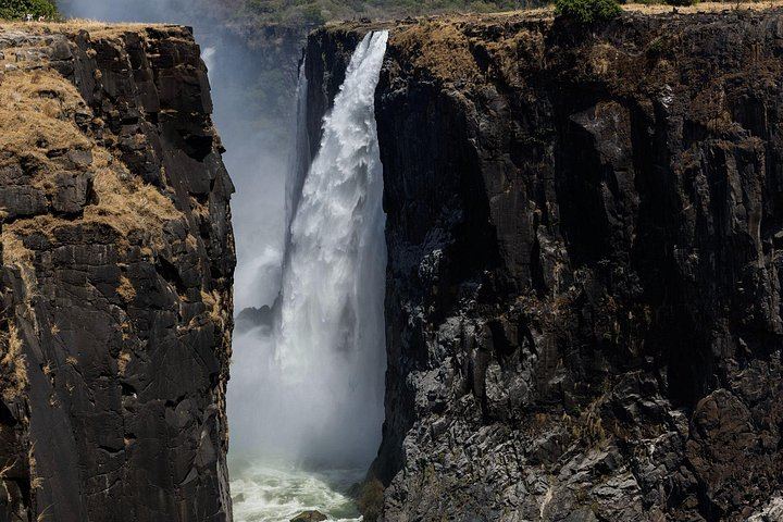Six-Hour Victoria Falls Guided Tour Across Zimbabwe and Zambia with Hotel Transfers (8/10)