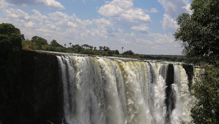 Half-Day Private Victoria Falls Tour Through Zimbabwe and Zambia with Guide (3/8)